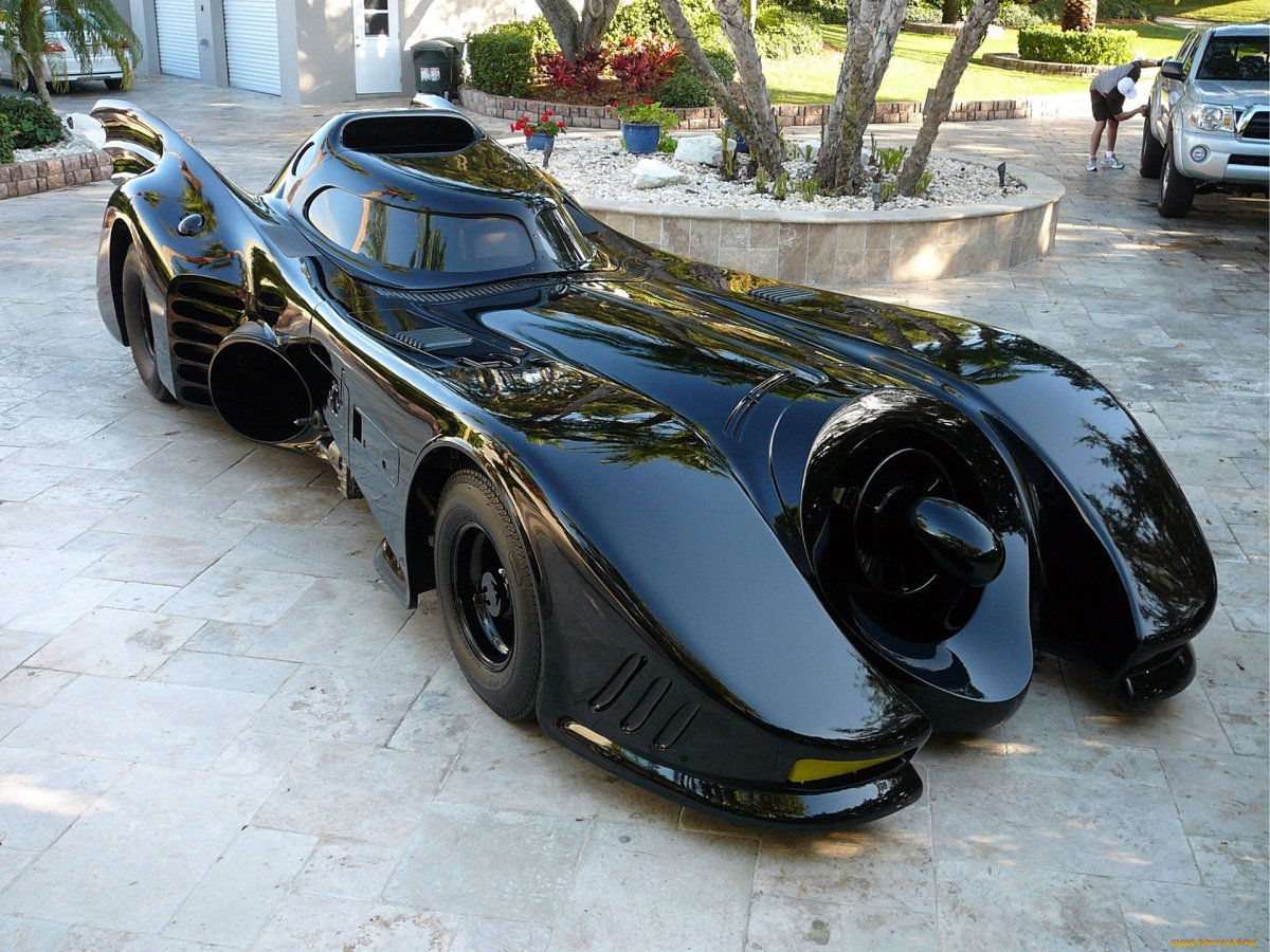 Batman batmobile. Бэтмобиль Бэтмена. Бэтмобиль 2005. Бэтмобиль 1960.