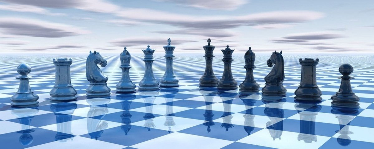 Шахматы на голубом фоне