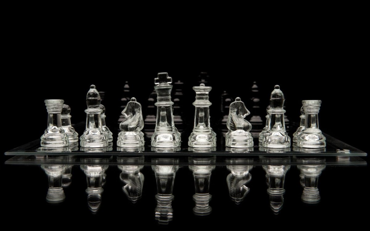 Шахматы на темном фоне