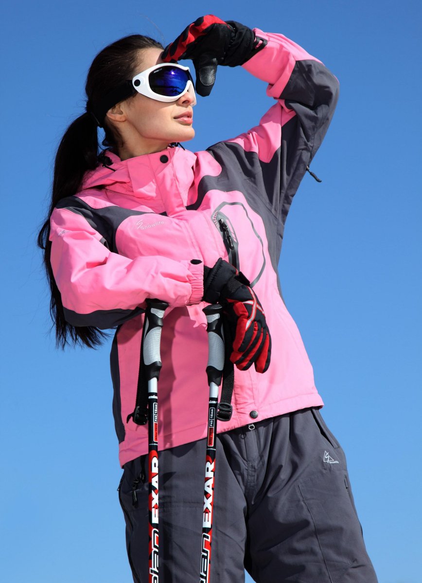 Девушка в горнолыжном костюме