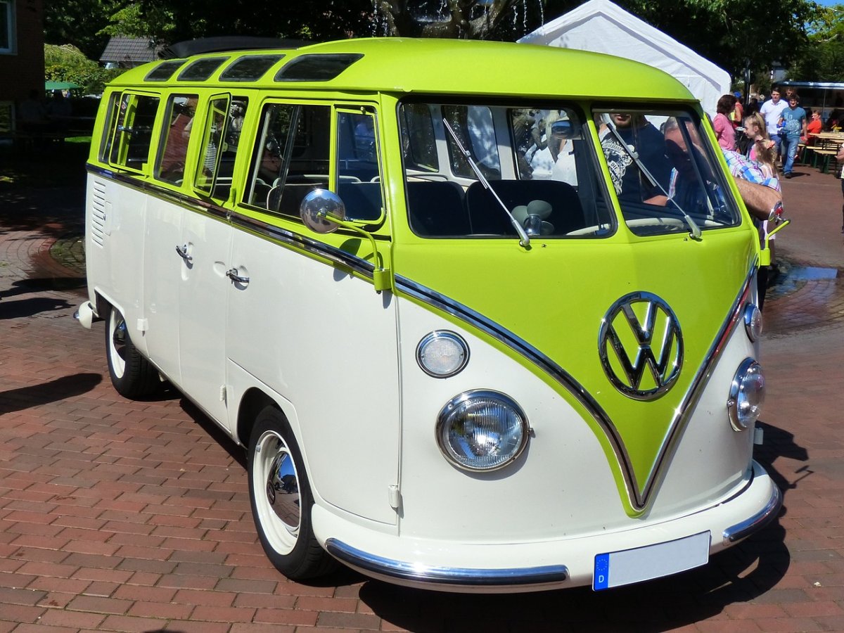 Старенький микроавтобус Volkswagen