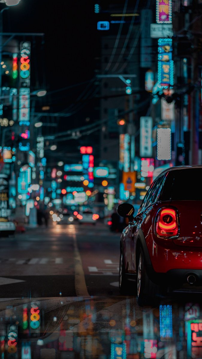 Автомобиль в ночном городе