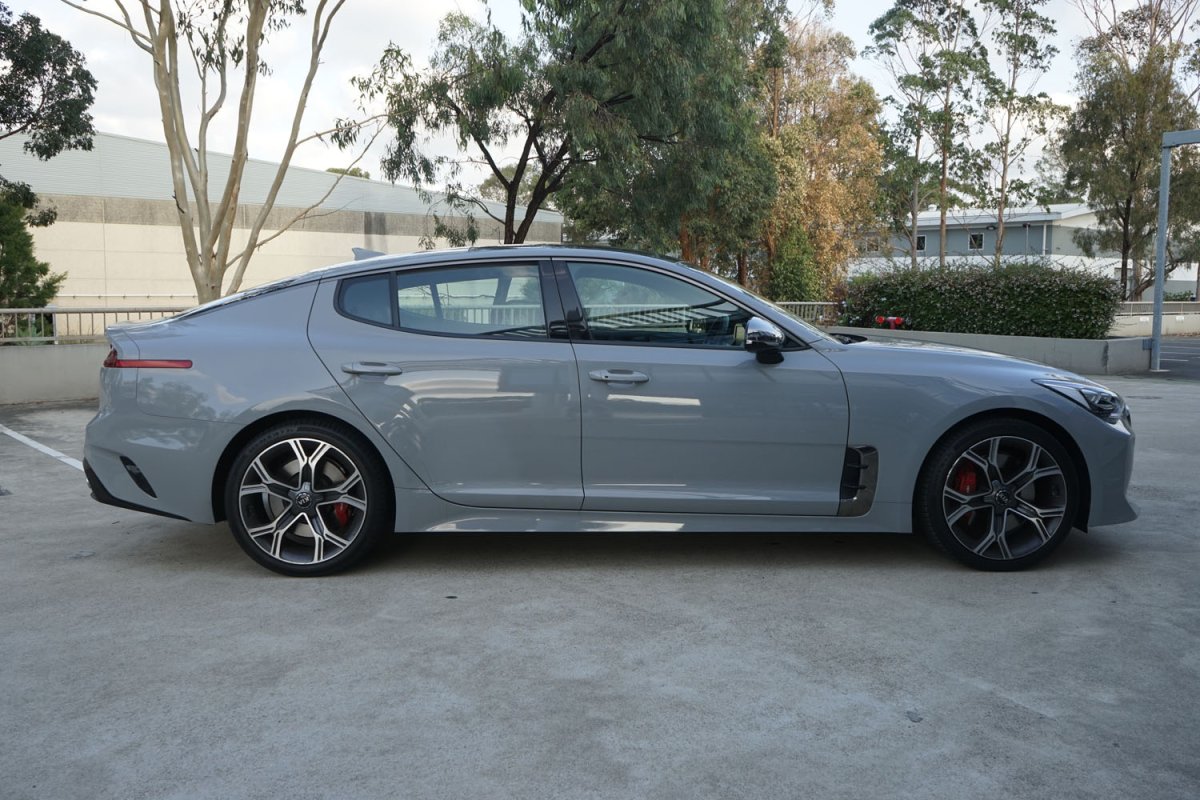 Kia Stinger серый матовый