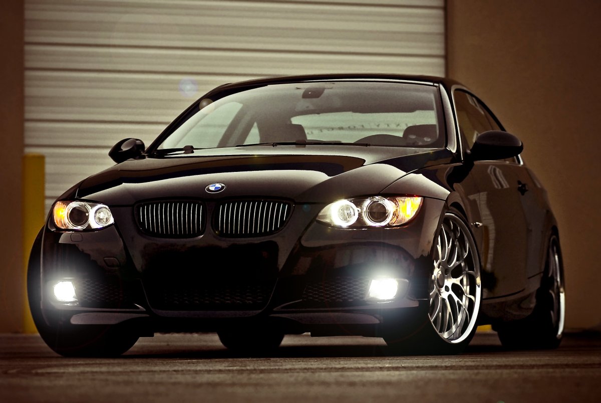 Чёрная машина BMW
