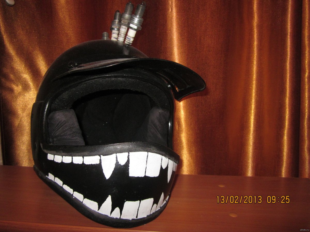 Шлем с зубами для мотоцикла