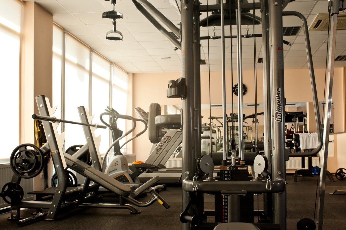 Силовые тренажеры в спортзале