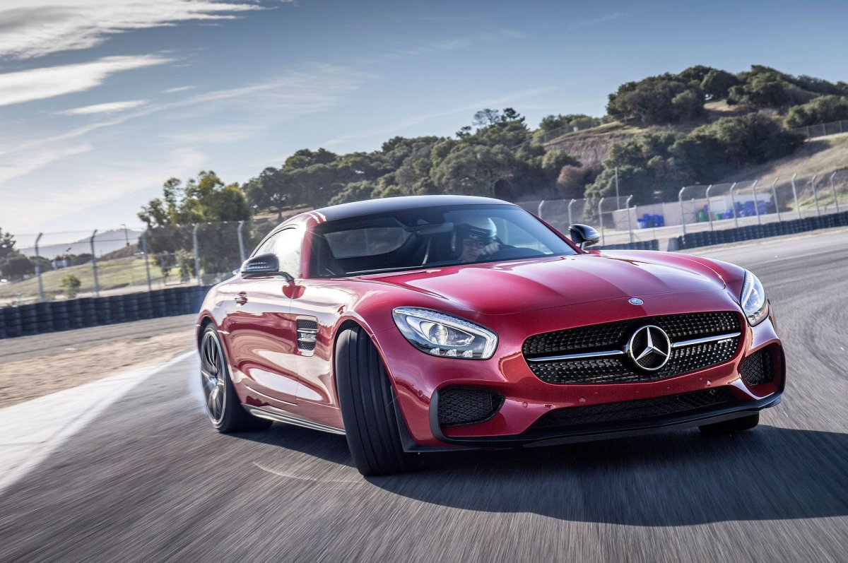 Mercedes AMG красный