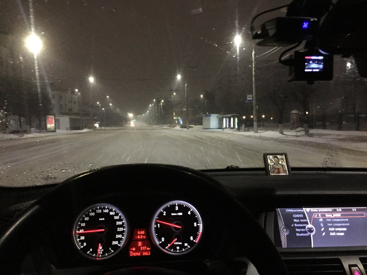 За рулём БМВ е60 ночью зимой