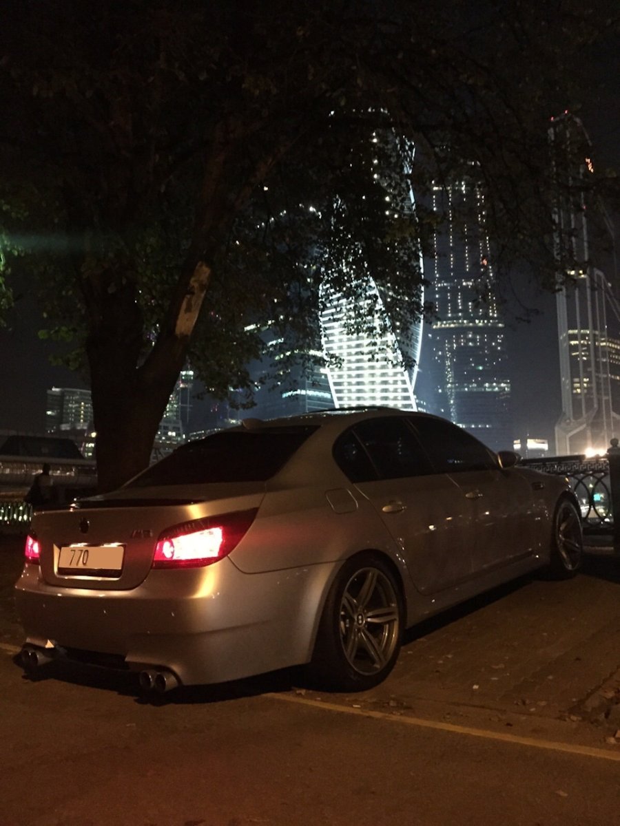 БМВ м5 е60 вечером