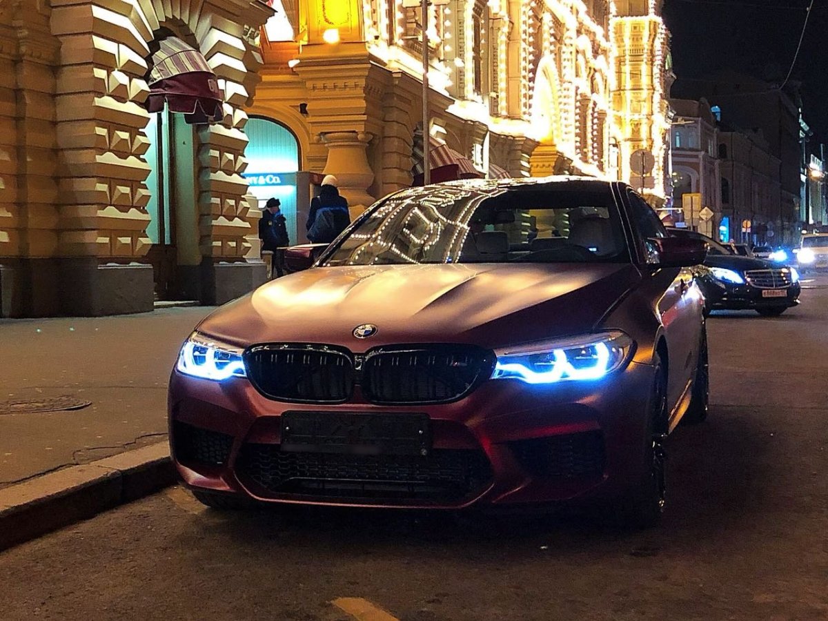 БМВ 7 припаркованная в городе