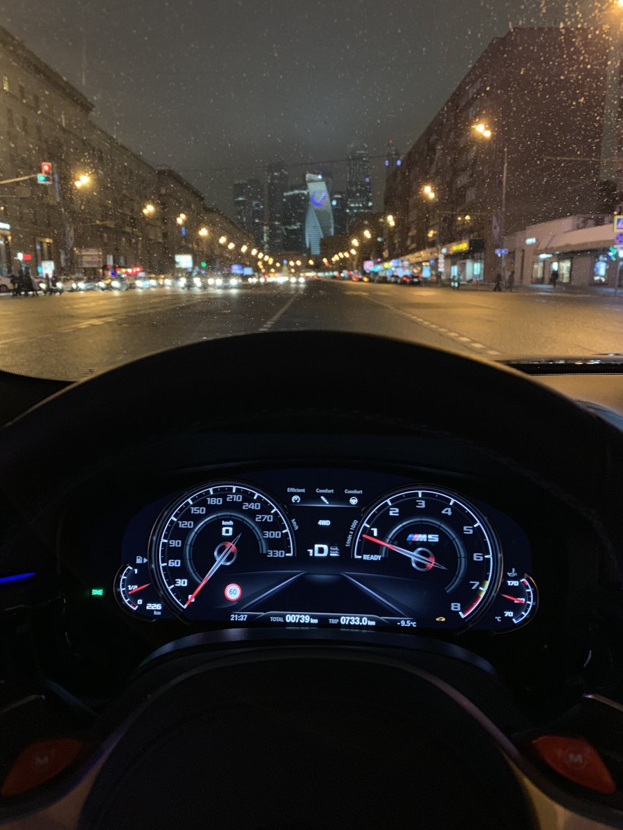 BMW m5 f90 за рулем ночью