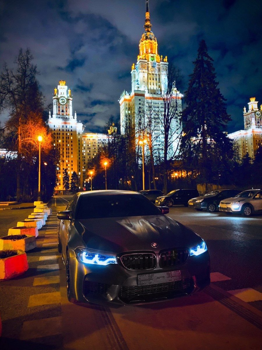 БМВ ночью