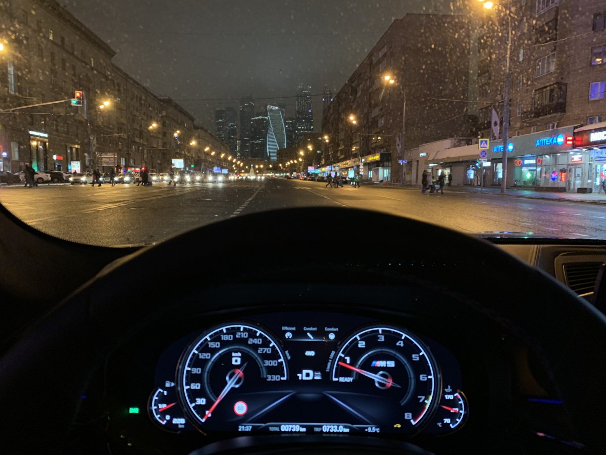 BMW m5 f90 ночью