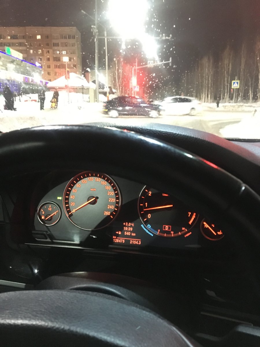 За рулём БМВ е60 ночью зимой