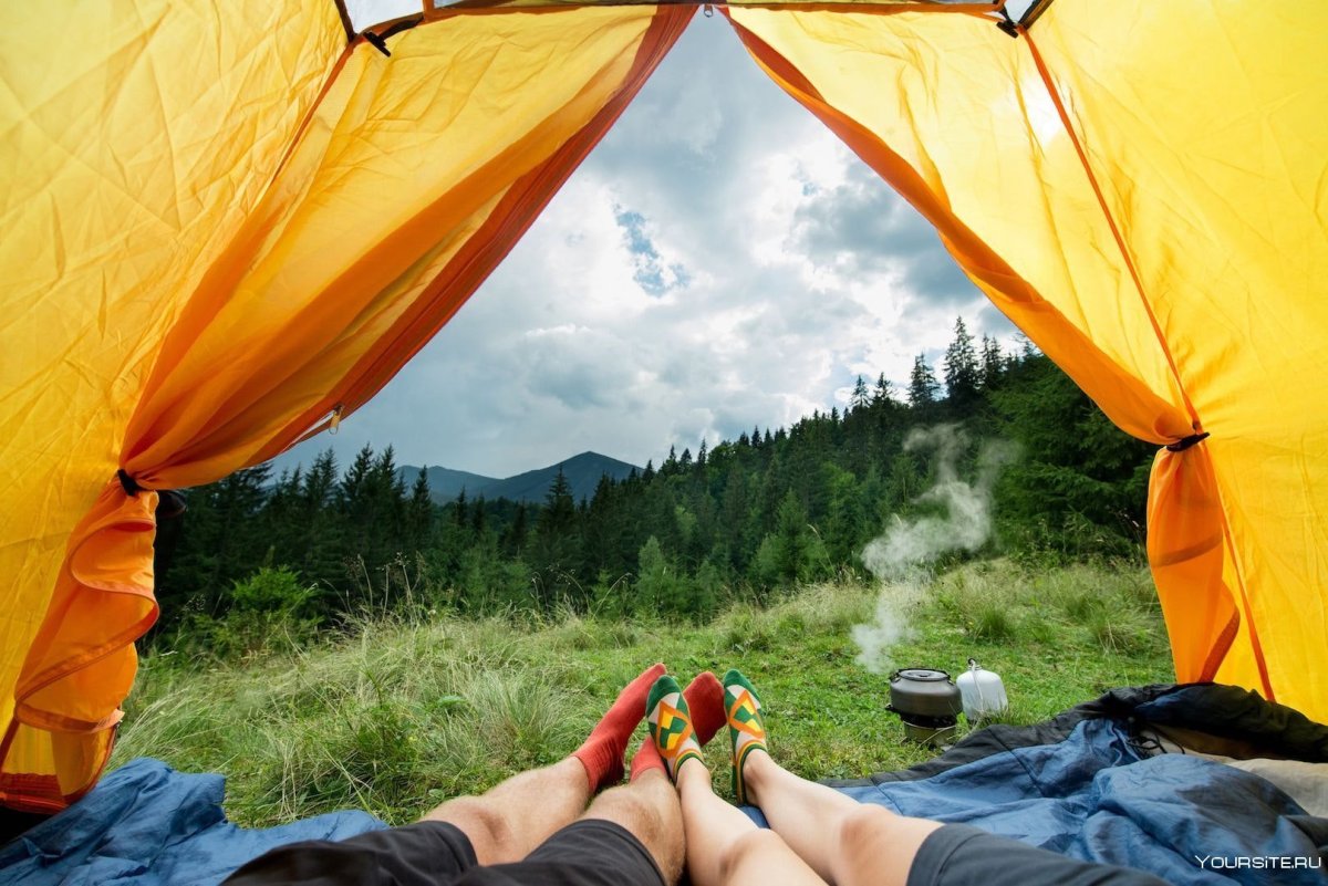 Двое в палатке романтика
