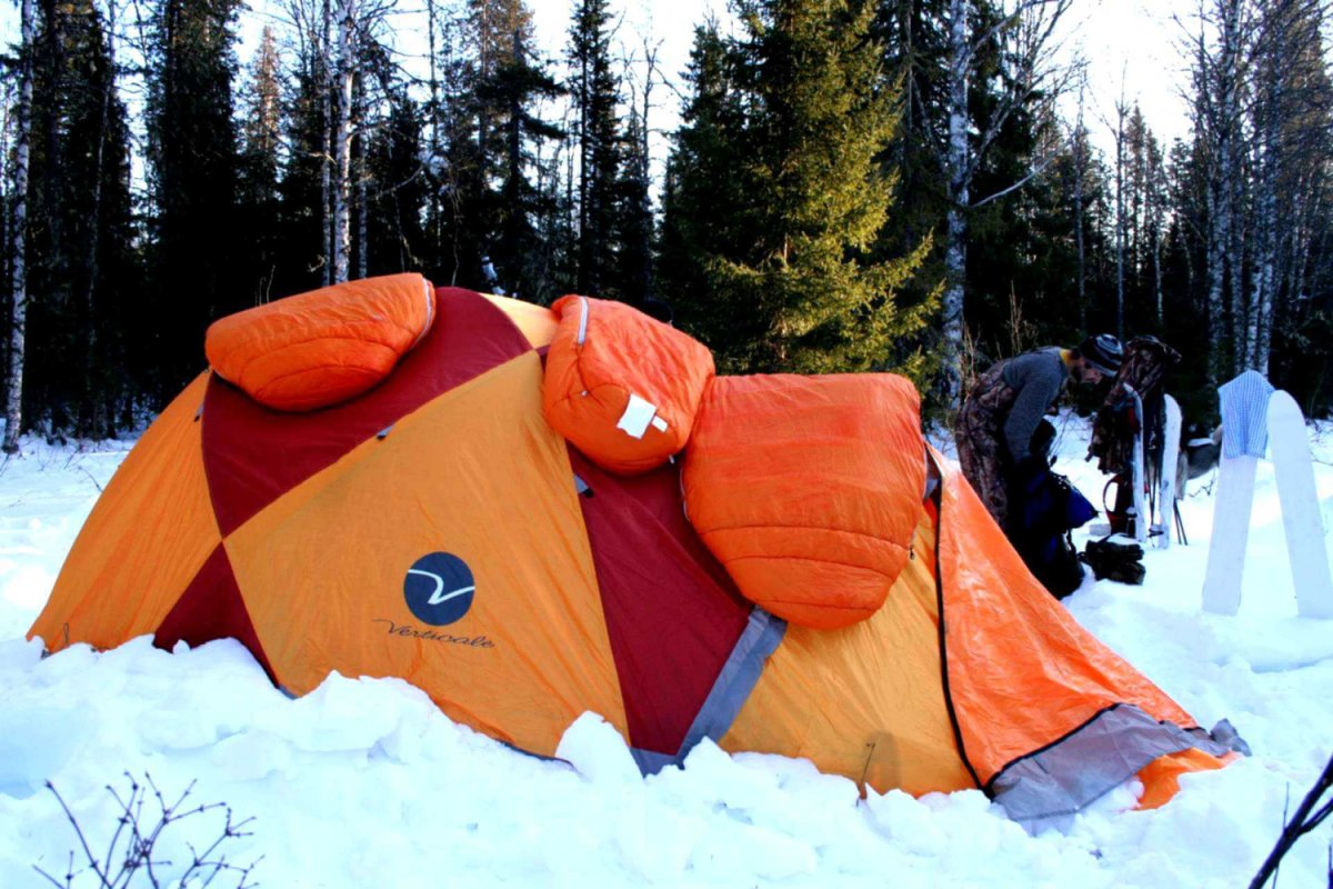 Палатка в зимнем лесу