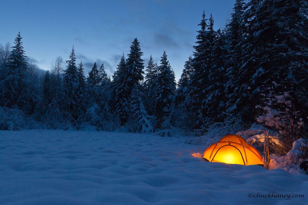 Палатка в зимнем лесу