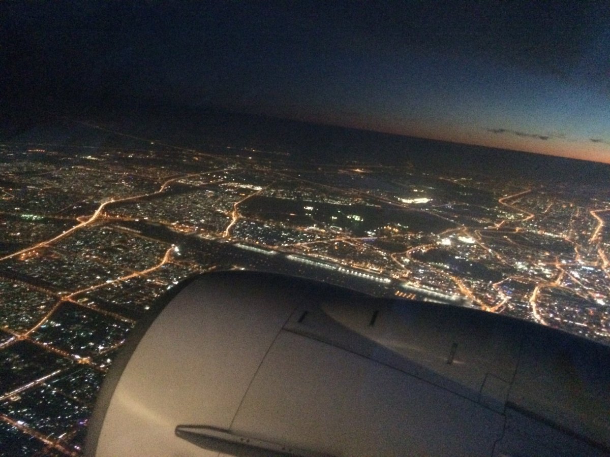 Дубай с иллюминатора самолета ночью