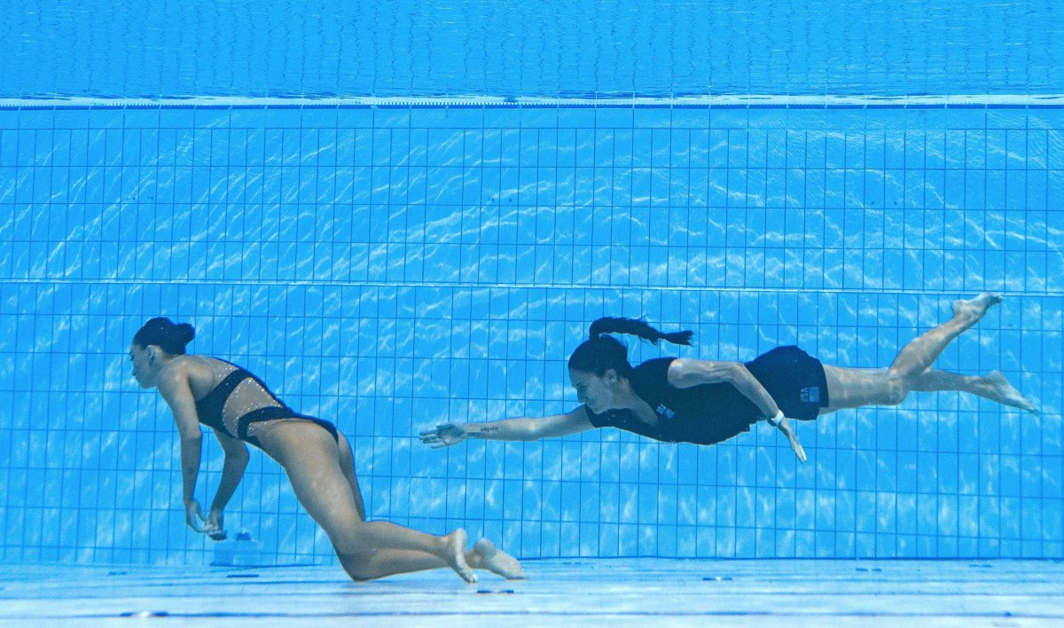 Девочки в бассейне под водой