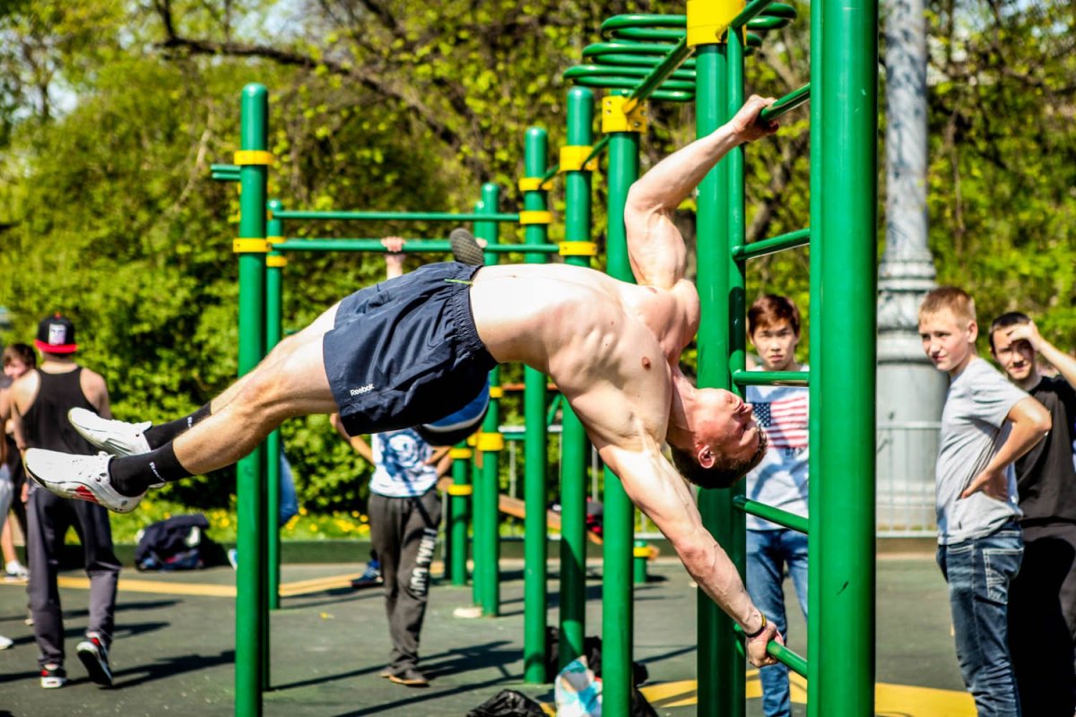 П арень на спорталощадке