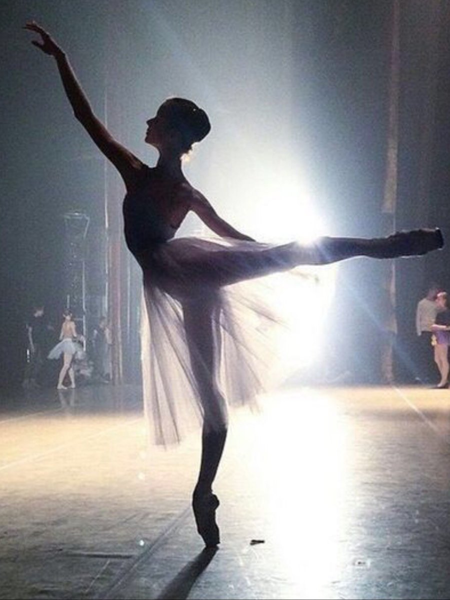 Мария Хорева балерина в шпагате