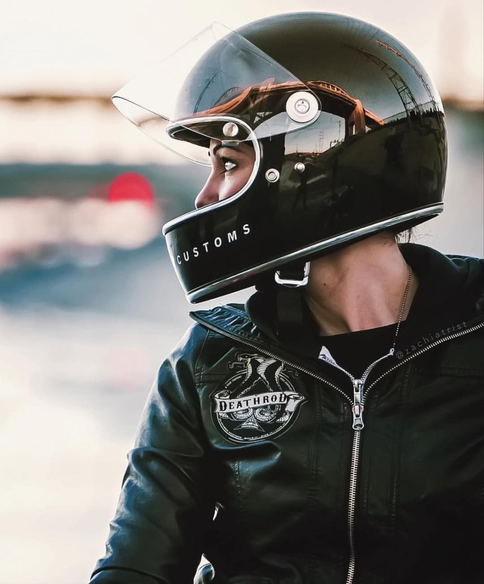 Мотоциклетный шлем в руке