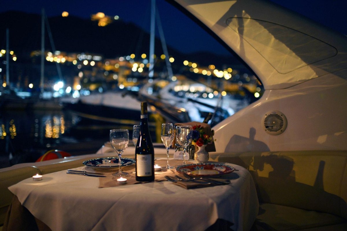Романтический ужин на яхте