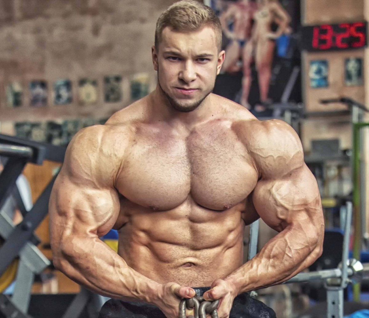 Бодибилдер Виталий Угольников