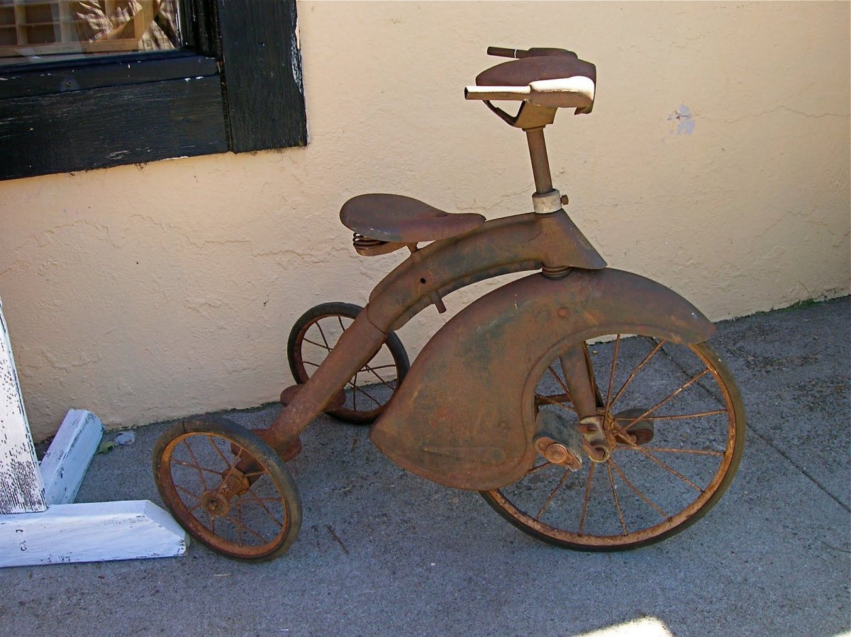 Старый детский велосипед