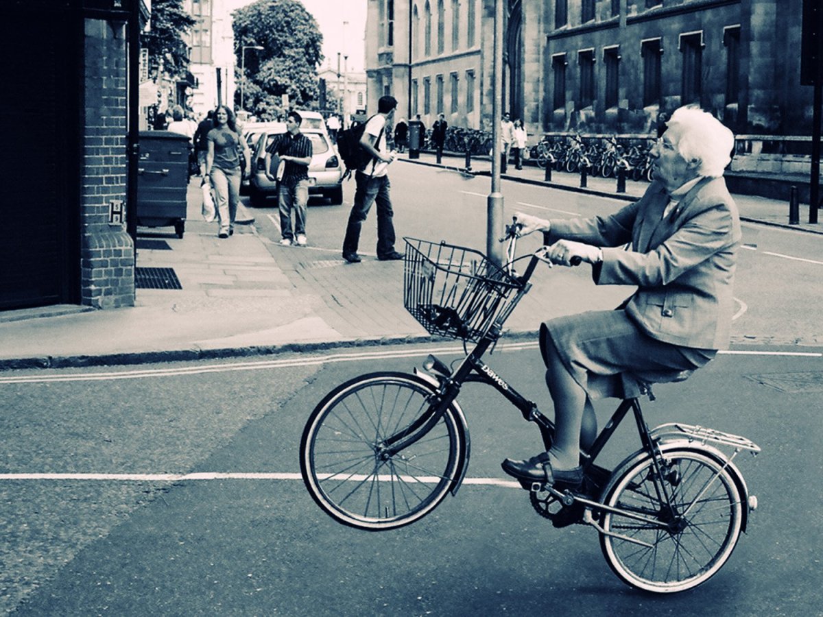 Дедушка на велосипеде