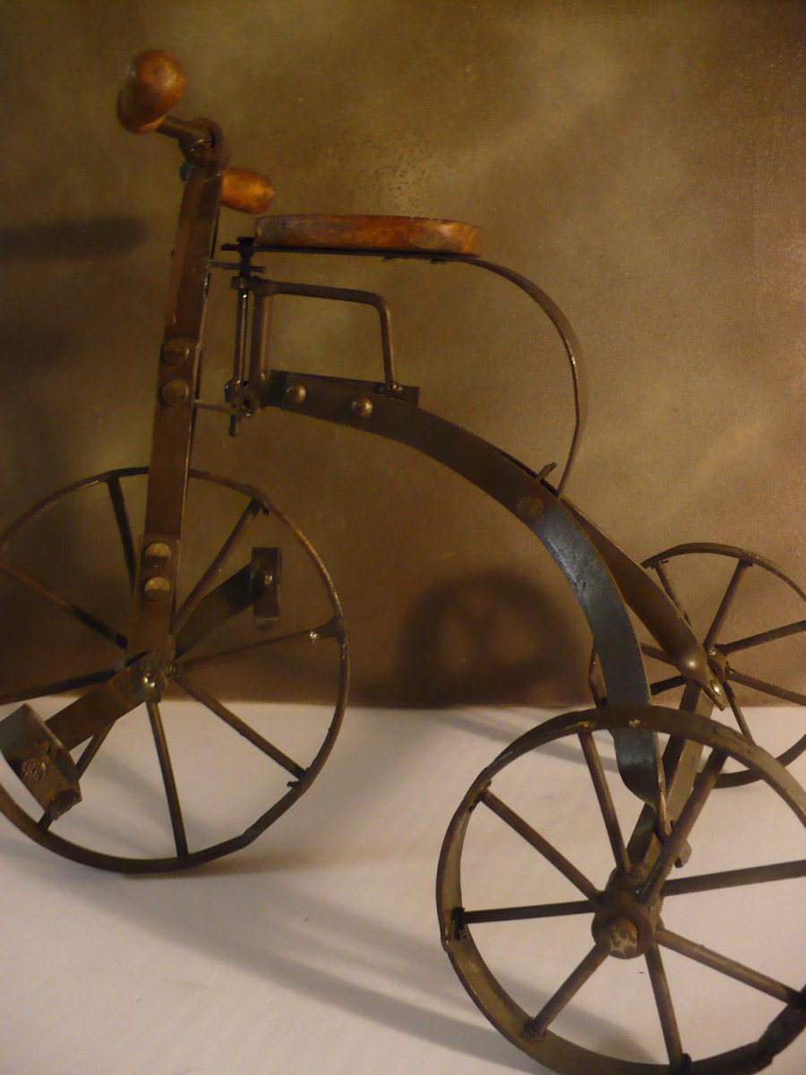 Первый велосипед с педалями