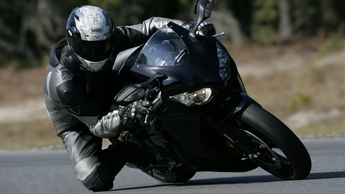 Мотоциклист на черном мотоцикле