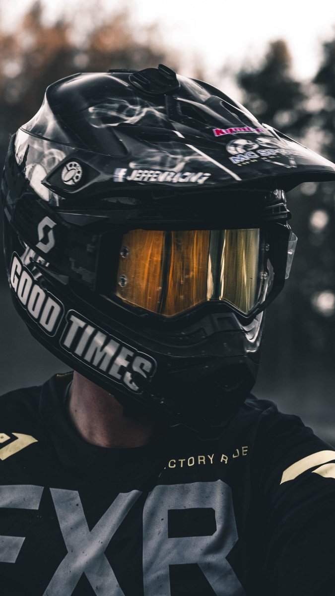 Черный шлем для мотоцикла