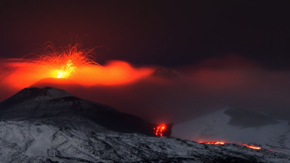 Вулкан Эльбрус извергается
