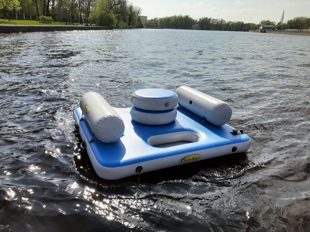 Надувной плот для отдыха на воде