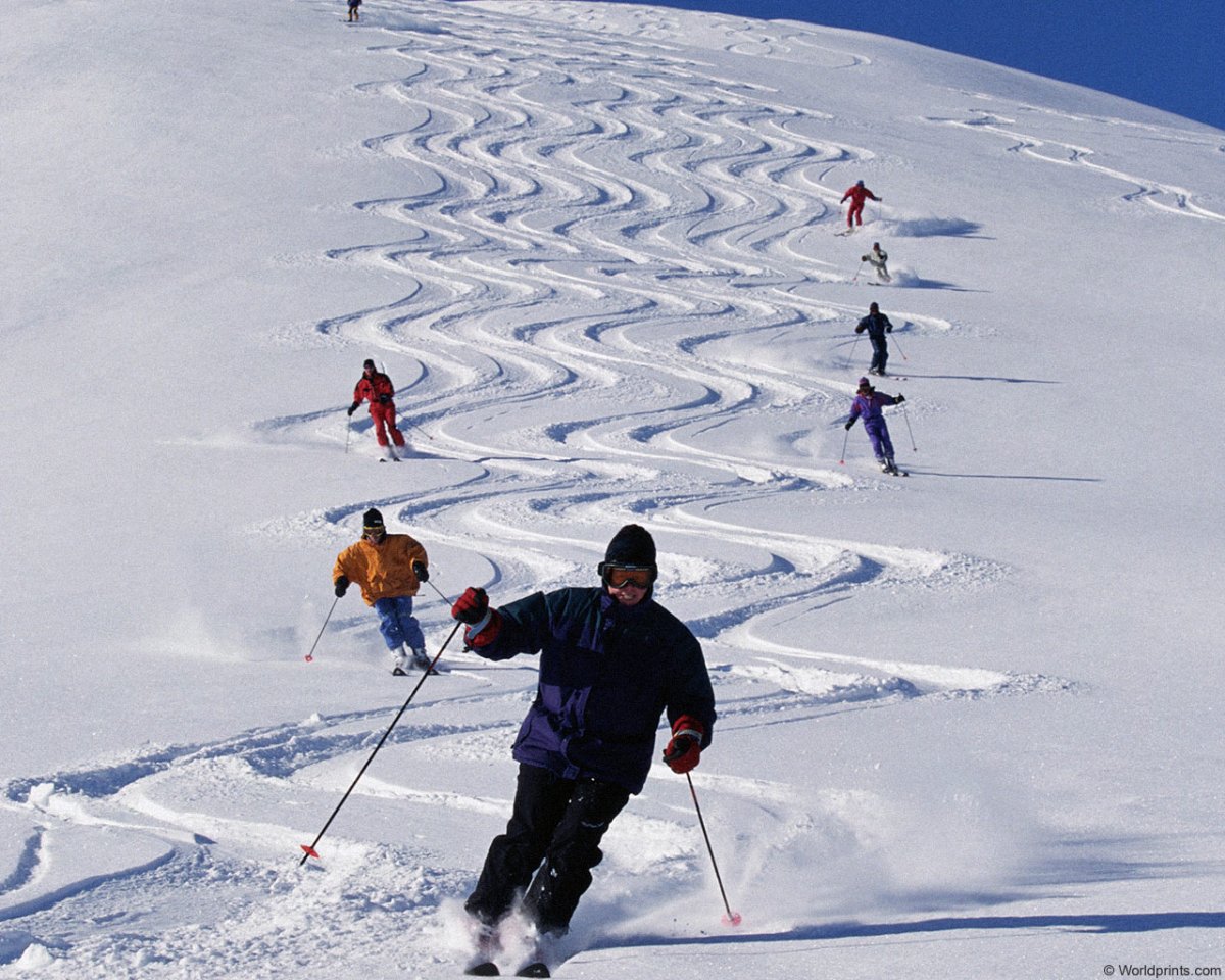 Спуск с горы на лыжах