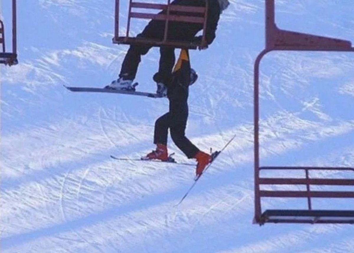 Сноубордисты на подъемнике