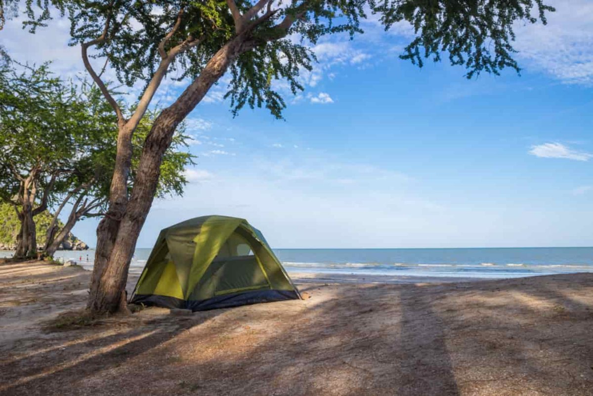 Camping фото. Дагомыс с палатками. Кемпинг Лосево. Палатка на берегу моря. Палатка для пляжа.