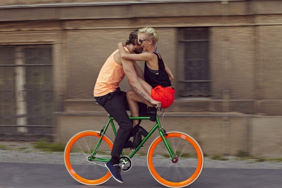 Парень с девушкой на велосипеде