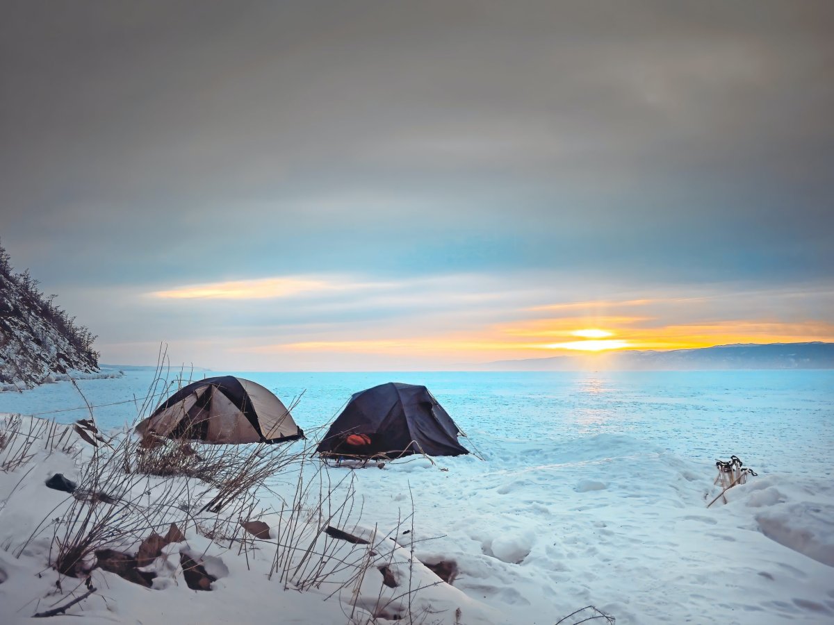 Палатка зимой на озере