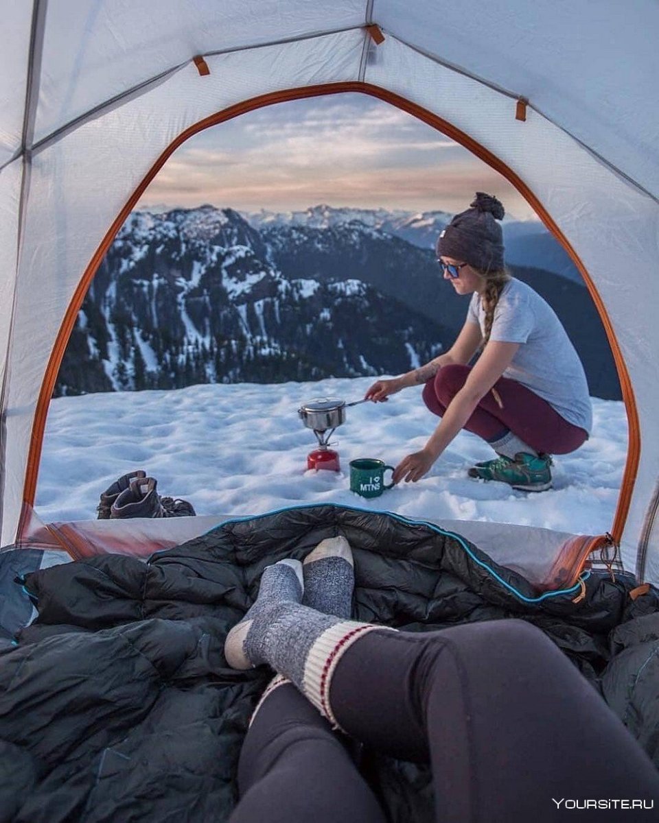 Девушка в палатке