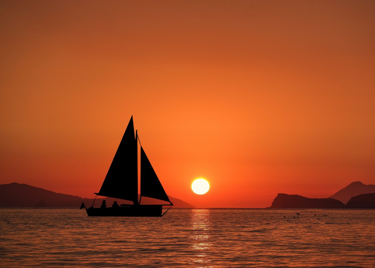 Яхта в море на закате