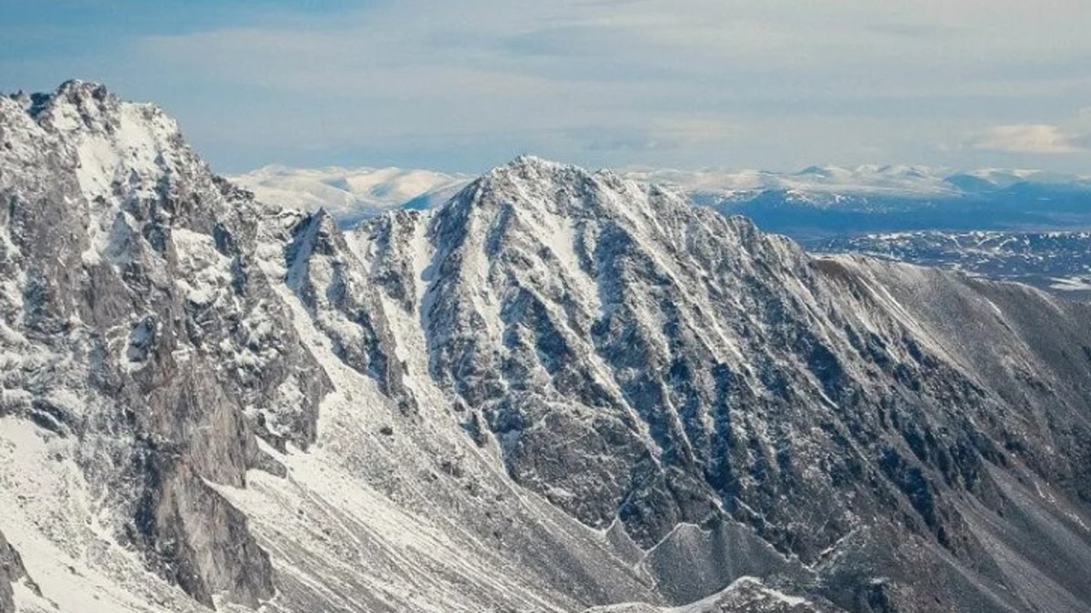 Гора Мунку Сардык вид сверху
