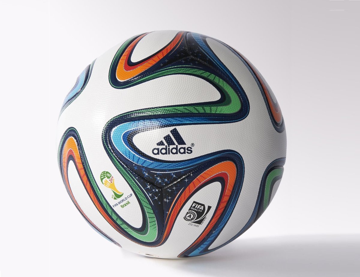 Футбольный мяч adidas Brazuca