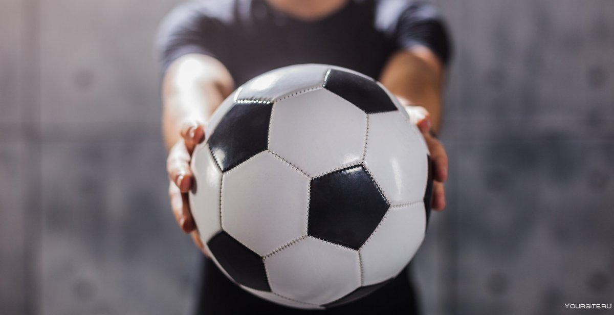 Футбольный мяч в руках