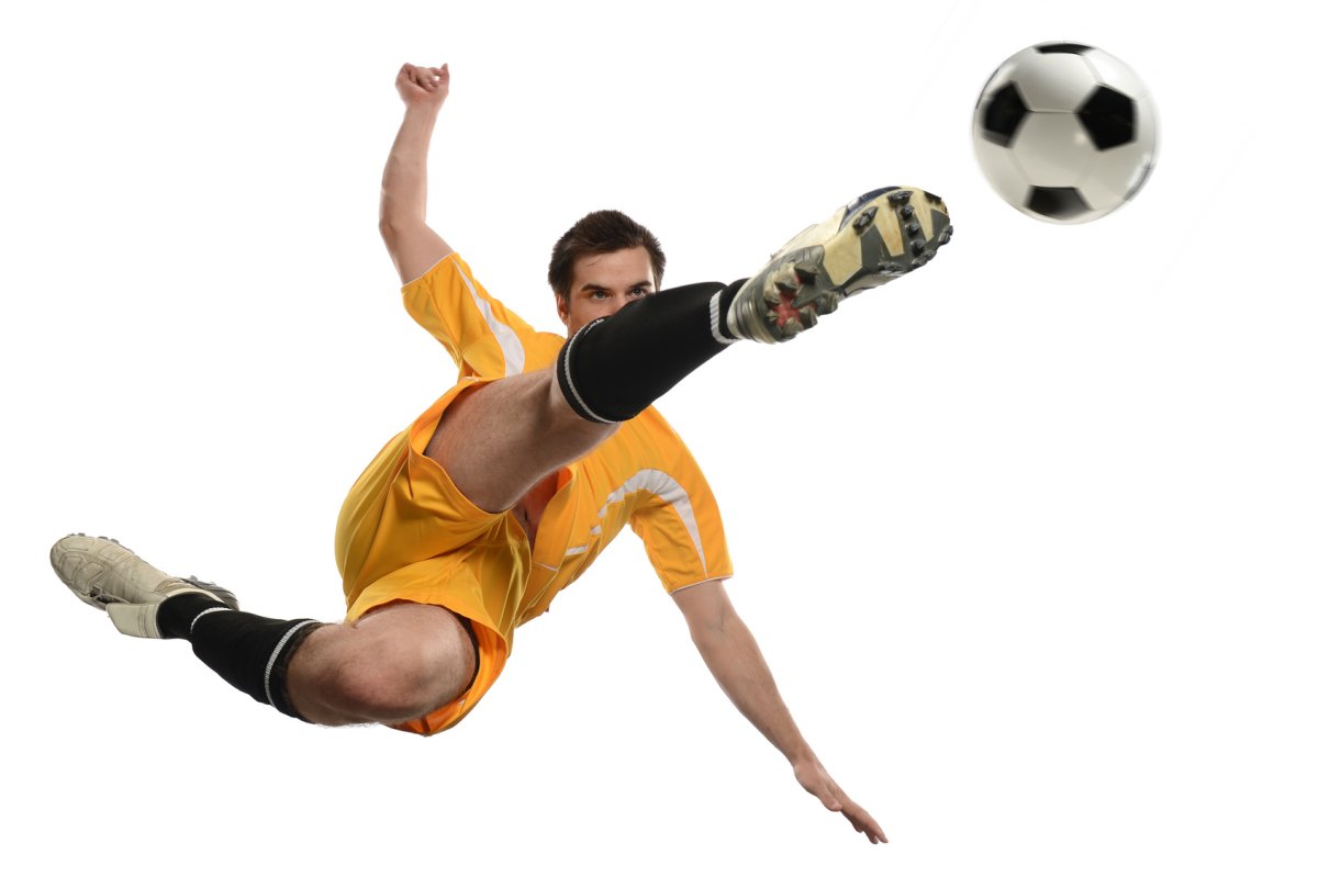 Футболист пинает мяч на белом фоне