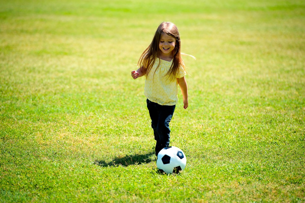 Девочка с футбольным мячом