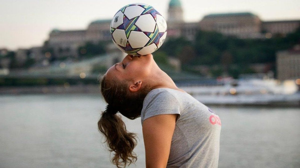 Девочка с мячиком