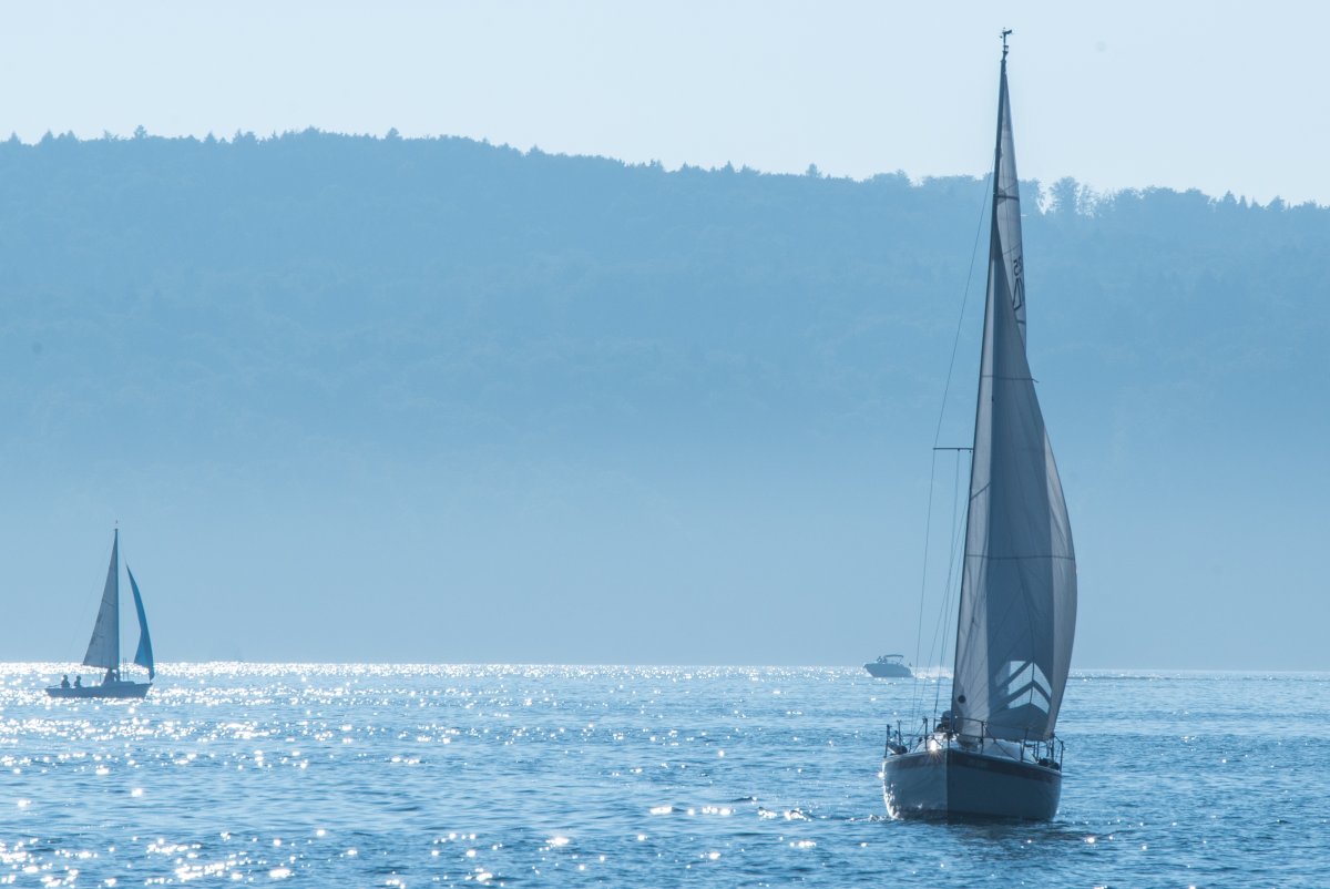Лодка с парусом в море