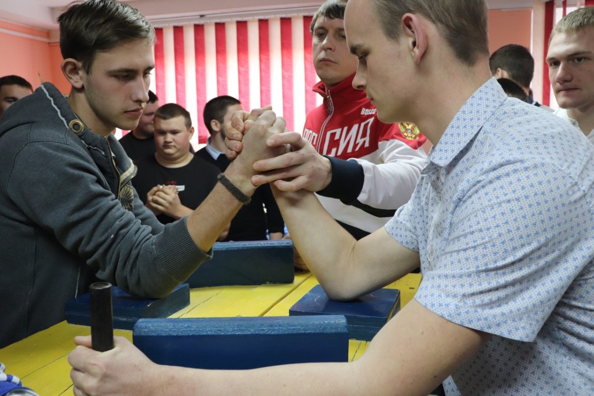 Соревнования по армрестлингу среди детей